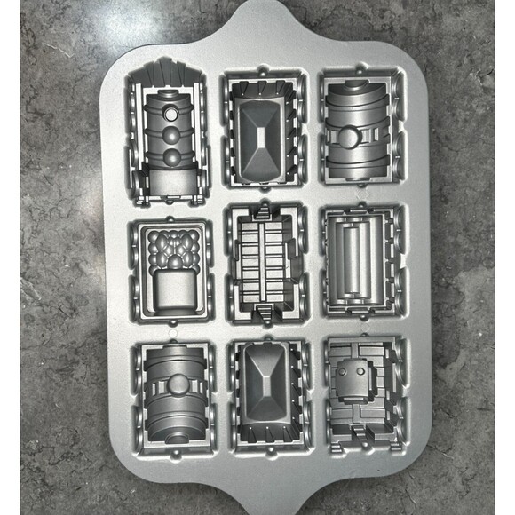Nordic Ware Train Cakelet Pan w/Nine Cars - Picture 1 of 5